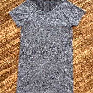 lululemon athletica Heathered Gray Short Sleeve Tee